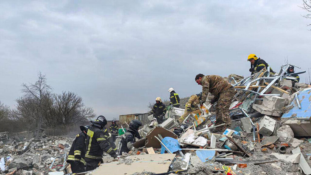 How Did the Russian Rescuers Plan to Establish Communication with the Trapped Miners?