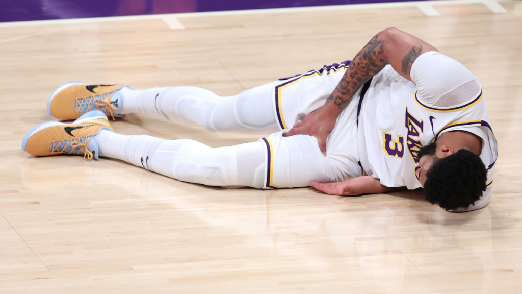 What is Anthony Davis' status for the Lakers vs Pelicans game and how did he get injured?