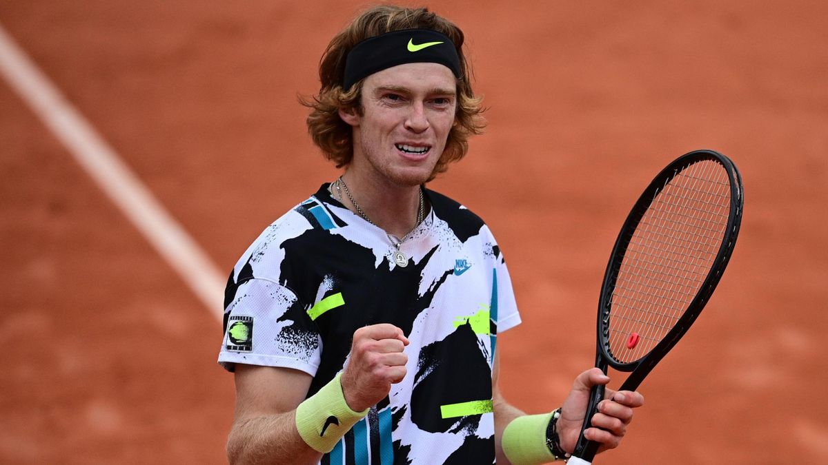 Andrey Rublev's Masterful Tactics Lead to Triumph over Taro Daniel at Roland Garros