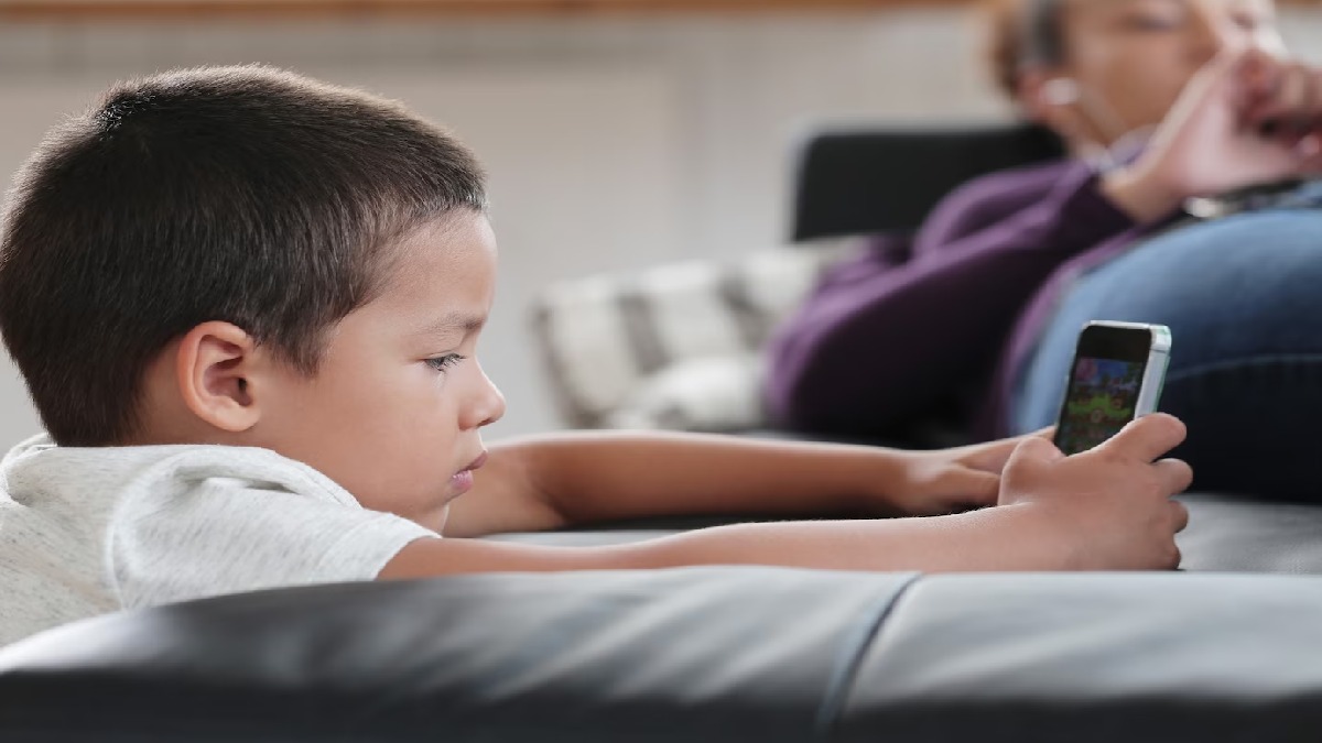 How are kids' smartphones controlled by parents and why?