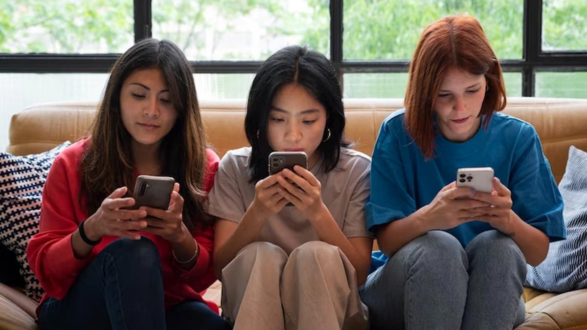 How can parents improve communication with adolescents to reduce smartphone overuse?