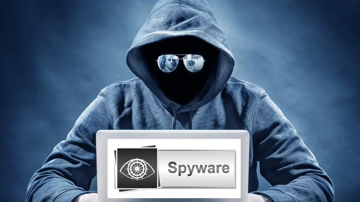 How does pcTattletale spyware leak confidential information and who discovered it?