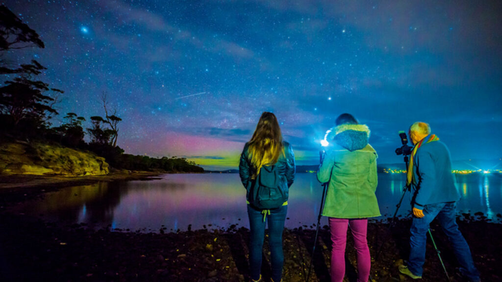 What is the cause of Aurora Australis and how can one capture it in photography?