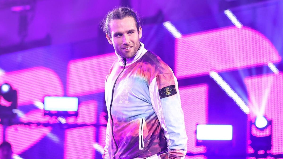 What was Noam Dar's experience like on his WWE Raw debut in Scotland and what unexpected thing happened during his entrance?