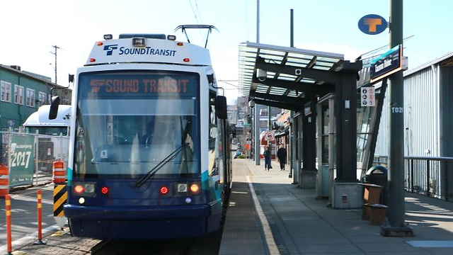 What are the cost benefits of using Sounder trains for Mariners games?