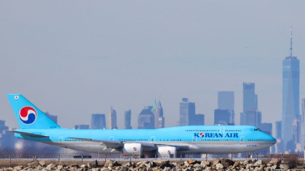 What caused the Korean Air plane to rapidly descend and drop over 25,000 feet in a short time?