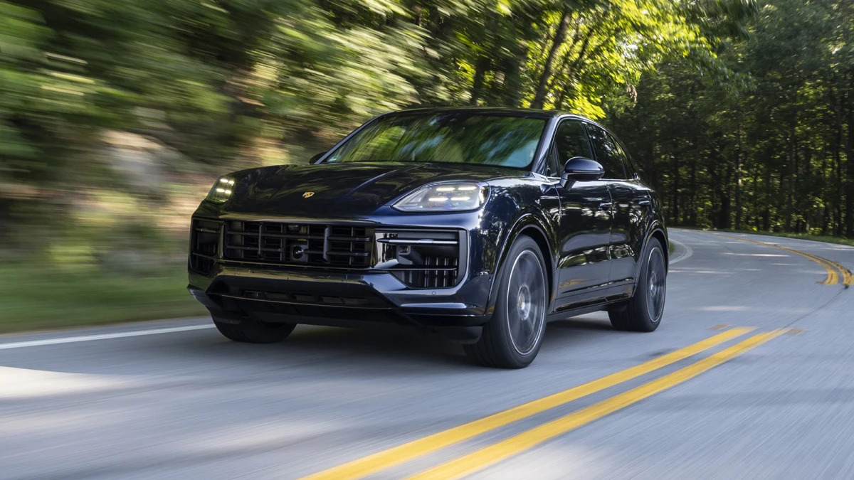 What set the 2025 Porsche Cayenne GTS apart from the Cayenne S and Turbo E-Hybrid in terms of performance and features?